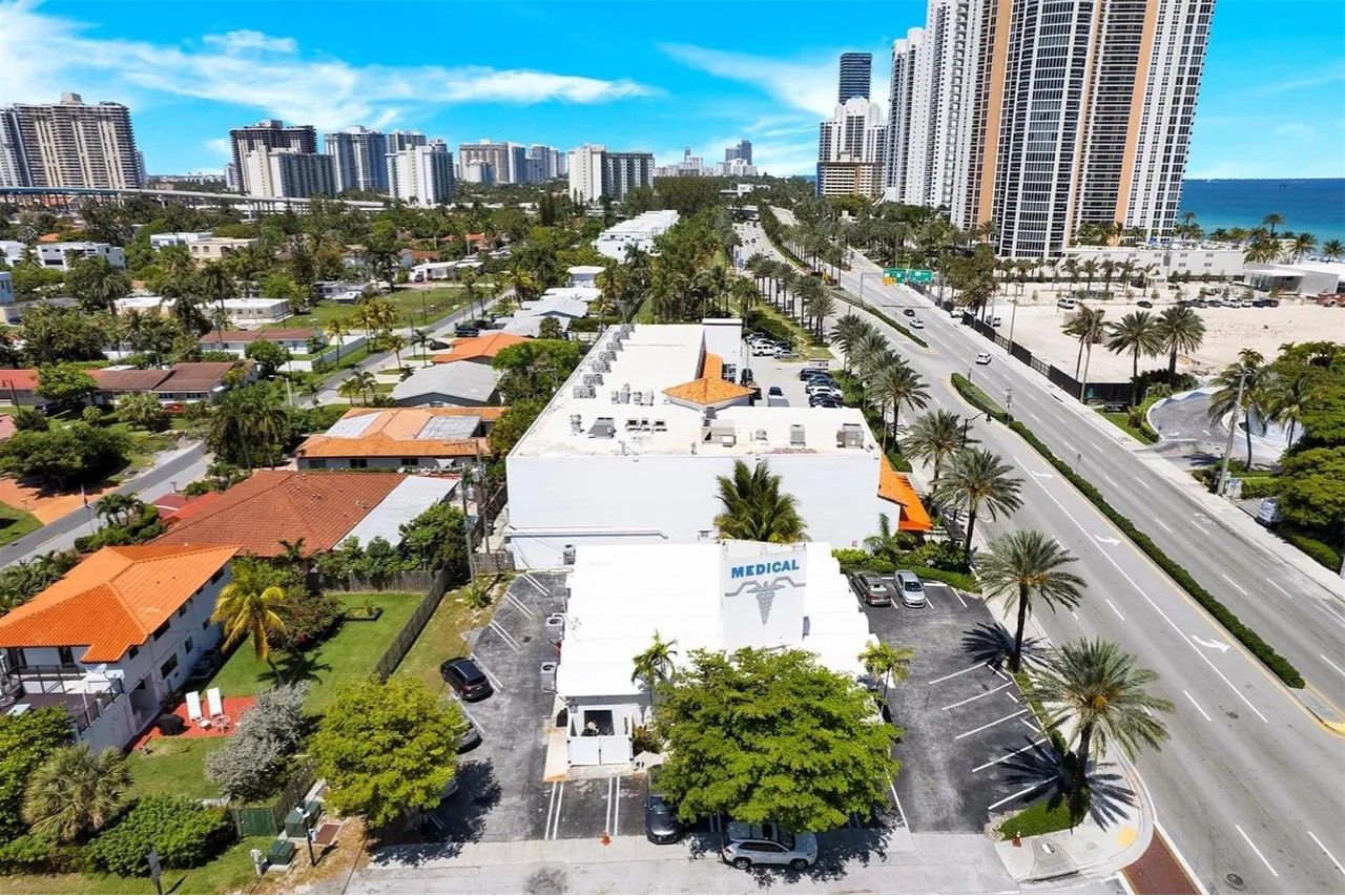 18600 Collins Avenue, Sunny Isles Beach, FL 33160 FOR LEASE at 70-75_per_sqft-4